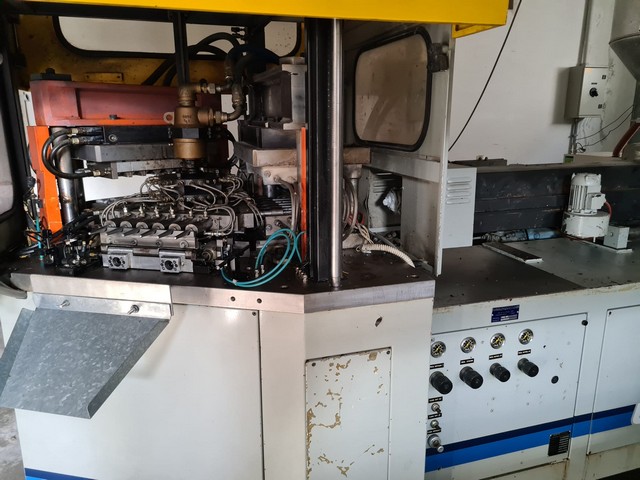 Soffiatrice PET Uniloy Comec ibm 42 usata 2