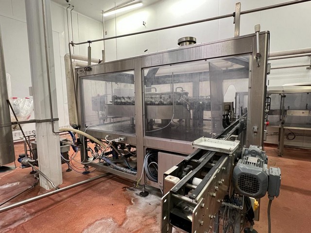 Linea di imbottigliamento per Succhi 9.000 bph Usata 4