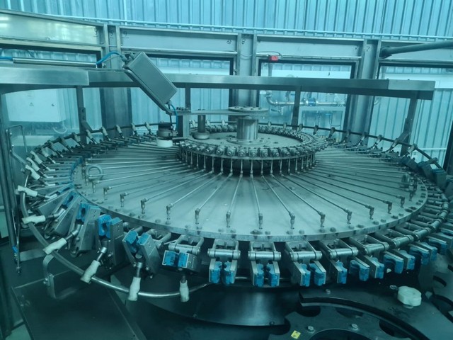 Linea di imbottigliamento Kosme 9.000 bph Usata 3