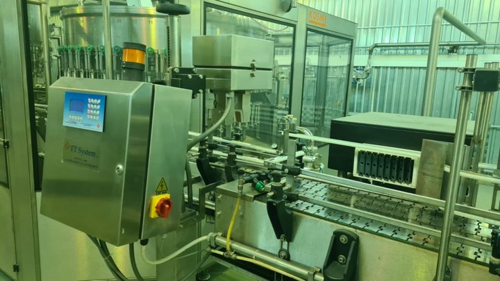 Linea di imbottigliamento Kosme 9.000 bph Usata 9