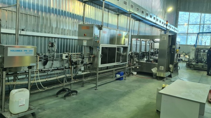 Linea di imbottigliamento Kosme 9.000 bph Usata 12