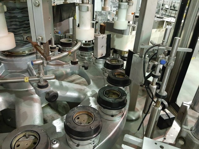 Linea di imbottigliamento Kosme 9.000 bph Usata 18