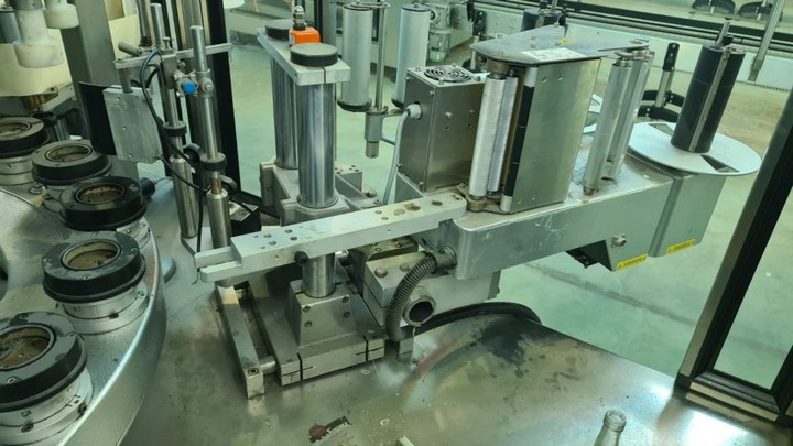 Linea di imbottigliamento Kosme 9.000 bph Usata 19