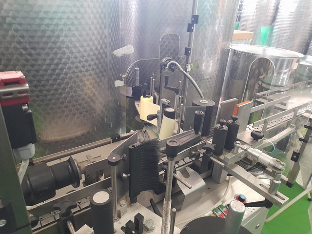 Linea di imbottigliamento per Olio 1.500 bph Usata 4