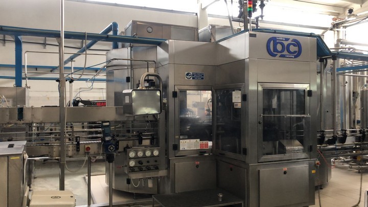 Used Complete Isobaric Bottling Line Pet & Glass bottles 11