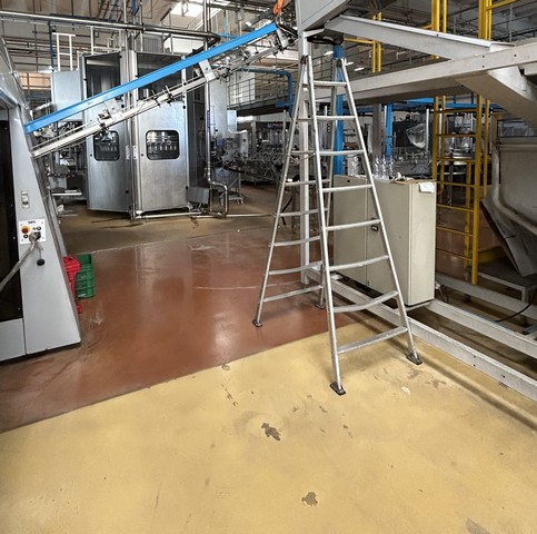 Linea di imbottigliamento Sipa PET 12.000 bph Usata 16