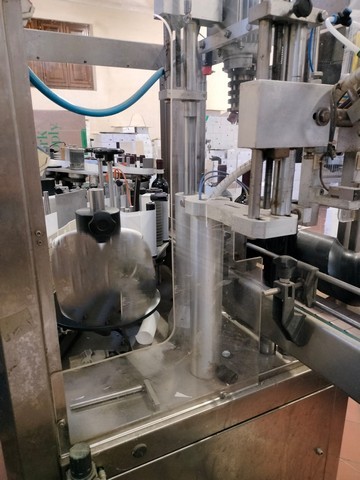 Capsulatrice per  polilaminato usata con etichettatrice OMB adesiva 2
