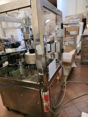 Capsulatrice per  polilaminato usata con etichettatrice OMB adesiva 3