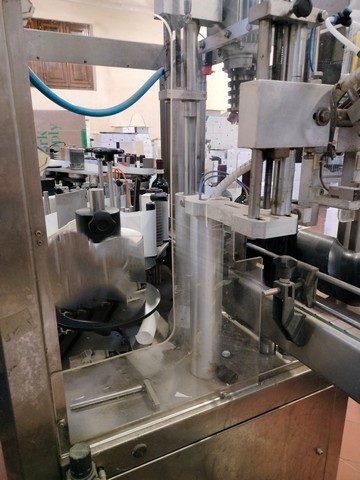 Capsulatrice per  polilaminato usata con etichettatrice OMB adesiva 4