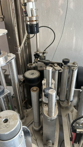 Gai capsuling machine with 2S adhesive labeller 8