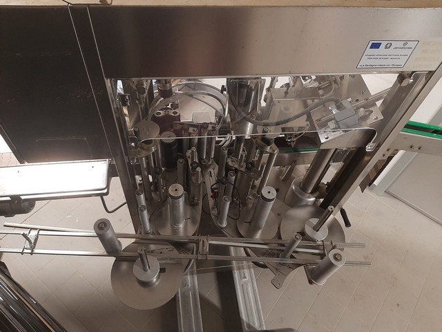 Capsulatrice Gai con etichettatrice 2S adesive
