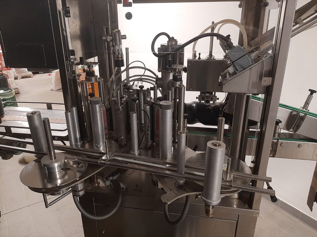 Gai capsuling machine with 2S adhesive labeller 2