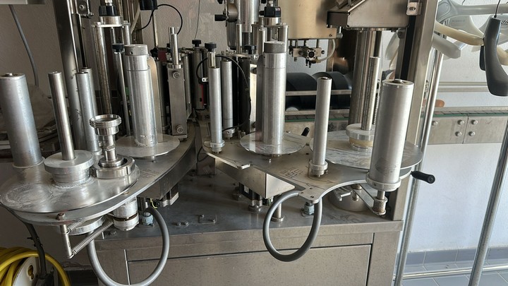Gai capsuling machine with 2S adhesive labeller 7