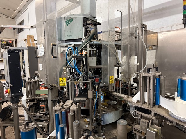 Etichettatrice Makro a 4 stazioni adesive con 9 piattelli a camma elettronica