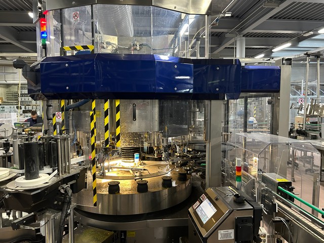 Used 5 adhesive station Makro labeller with 16 electronic cam-driven plates 11