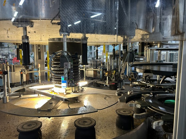 Used 5 adhesive station Makro labeller with 16 electronic cam-driven plates 12