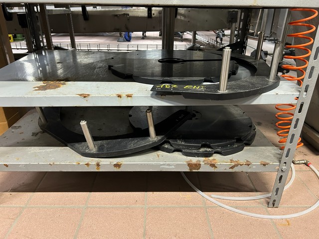 Used 5 adhesive station Makro labeller with 16 electronic cam-driven plates 5