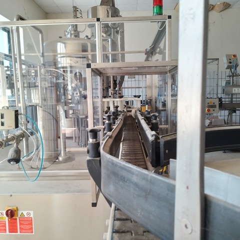 Linea di imbottigliamento usata Ave industry per olio 22