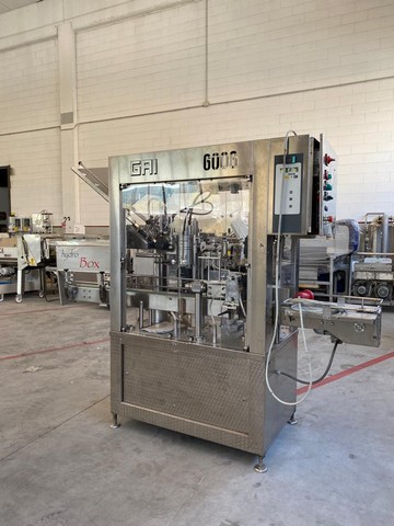 Gai capsuling machine for PVC and polylaminate, with 3 adhesive station labeller 2