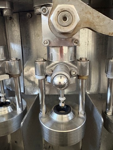 Used Vimercati isobaric filler 32 valves 10