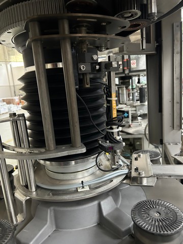 Used adhesive and cold glue Kube labeller 2