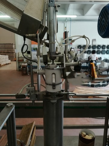 Monoblocco di riempimento usato Polaris 10.10.1 con etichettatrice adesiva e colla a freddo 12