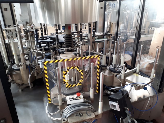 Used Gai bottling line for glass demijohns 3