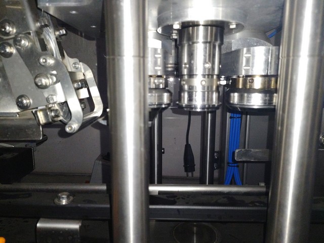 Monoblocco di riempimento per lattine usato Emma a gravità 8