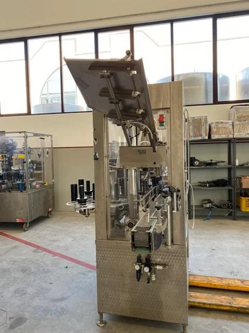 Capsulatrice Gai per pvc e polilaminato, con etichettatrice adesiva a 3 stazioni