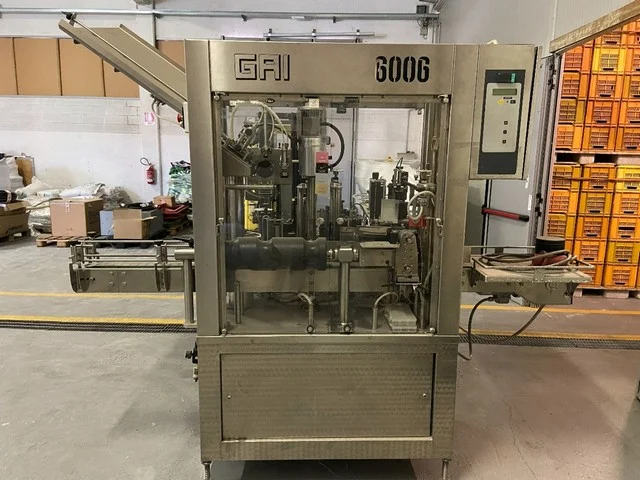 Capsulatrice usata Gai con etichettatrice