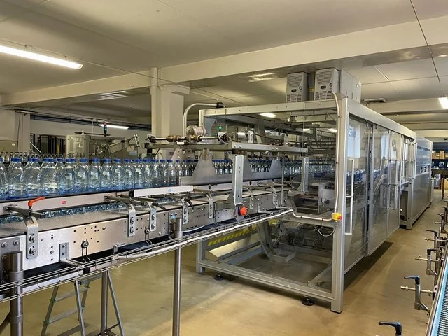 Linea di imbottigliamento PET 15.000 bph