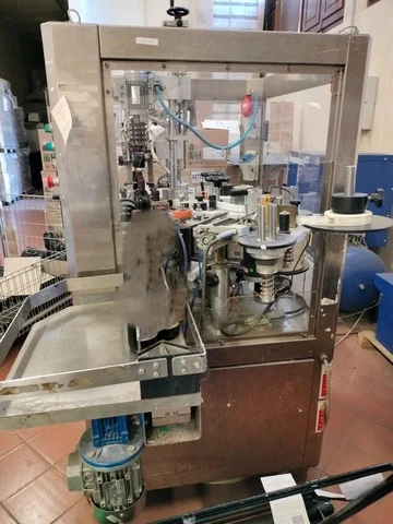 Capsulatrice per  polilaminato usata con etichettatrice OMB adesiva